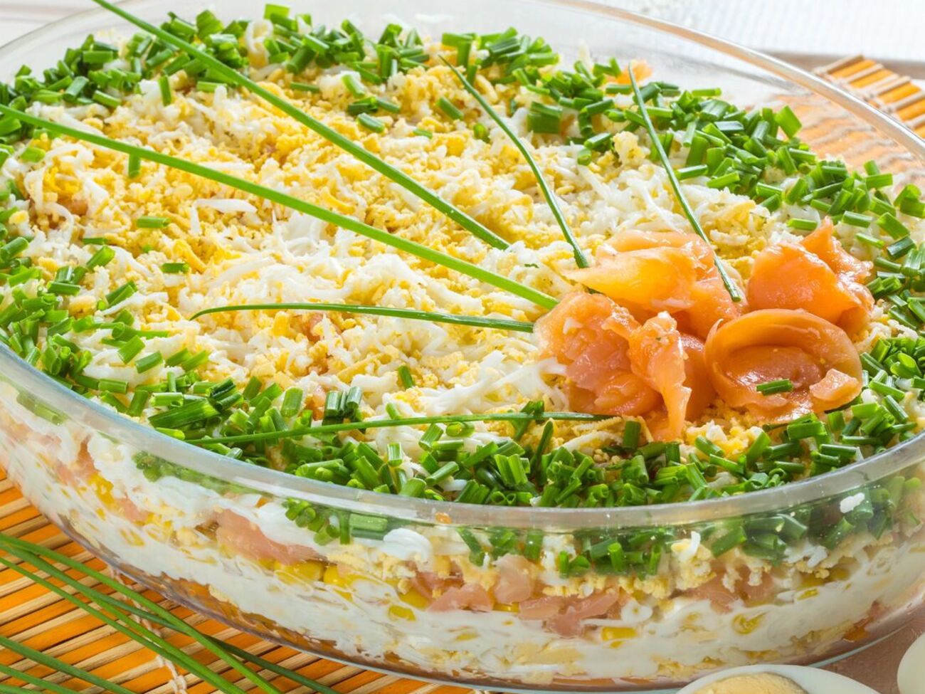 Для салату вам знадобляться куряче філе, картопля, морква, цибуля, яйця і майонез