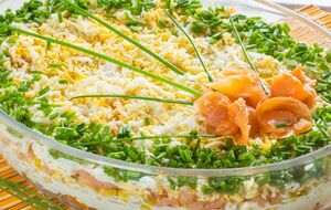 Для салата вам понадобятся куриное филе, картофель, морковь, лук, яйца и майонез