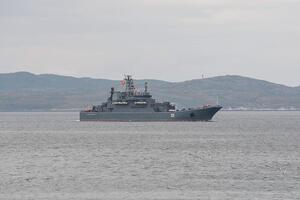 "Отраковского" та ще два кораблі не пускають у Тартус