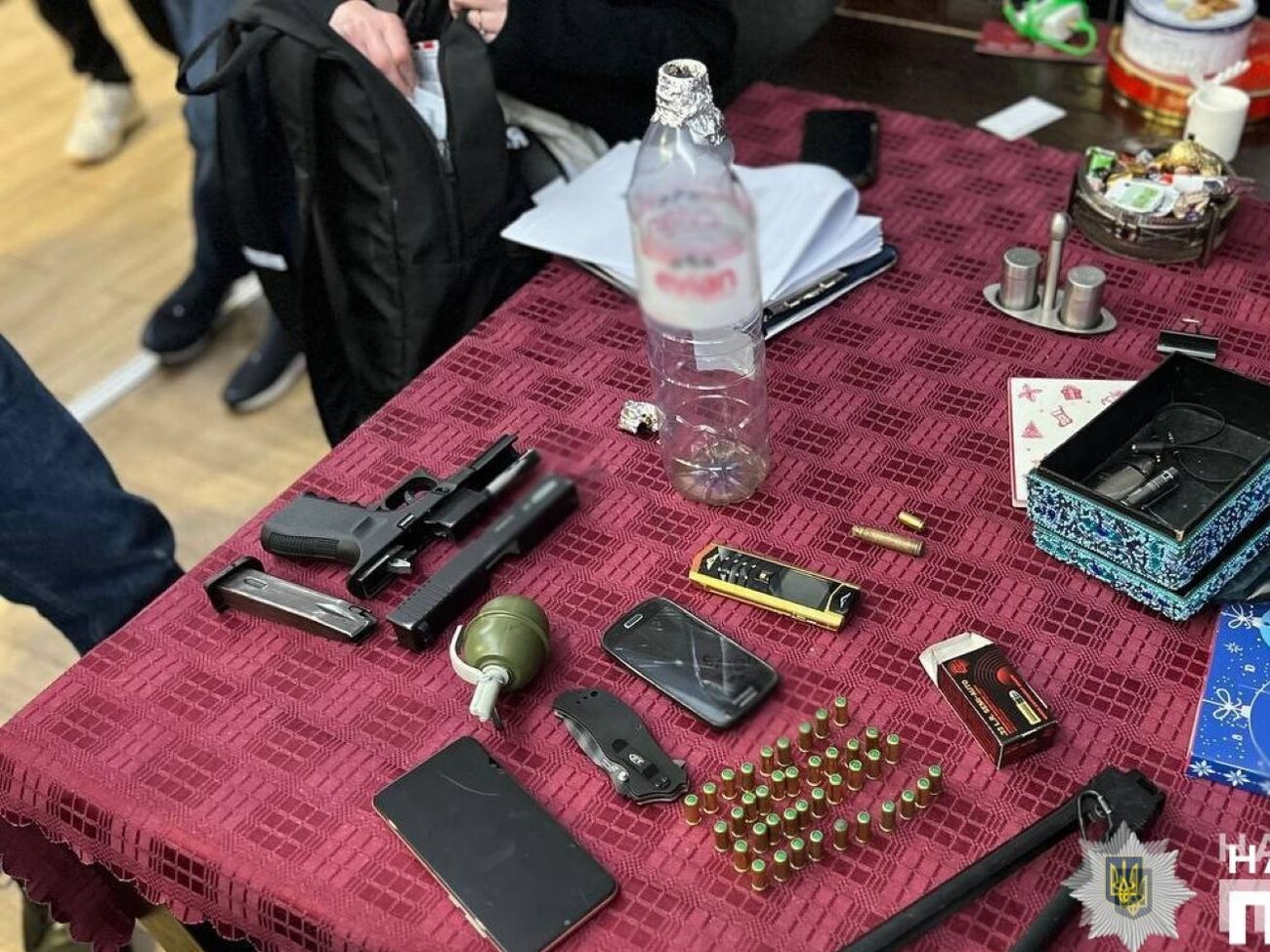 Правоохоронці вилучили зброю, набої, страйкбольну гранату, кастет, ніж, а також комп'ютерну техніку й мобільні телефони