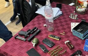 Правоохоронці вилучили зброю, набої, страйкбольну гранату, кастет, ніж, а також комп'ютерну техніку й мобільні телефони