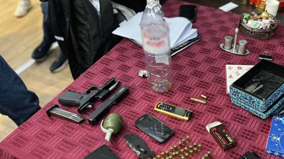 Правоохоронці вилучили зброю, набої, страйкбольну гранату, кастет, ніж, а також комп'ютерну техніку й мобільні телефони