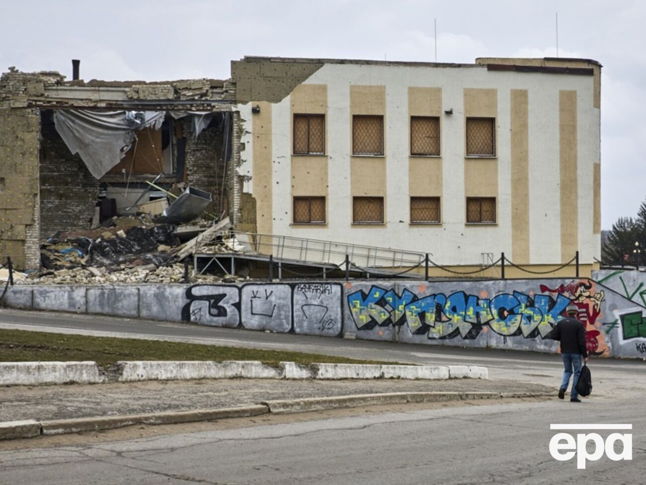 Также от атаки разрушениям подверглось гражданское предприятие