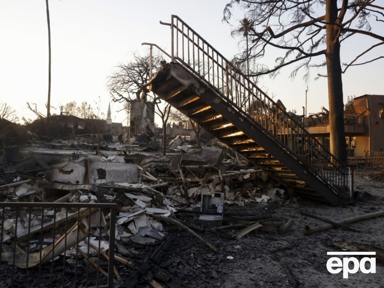 Пожары в районе Лос-Анджелеса бушуют уже почти неделю