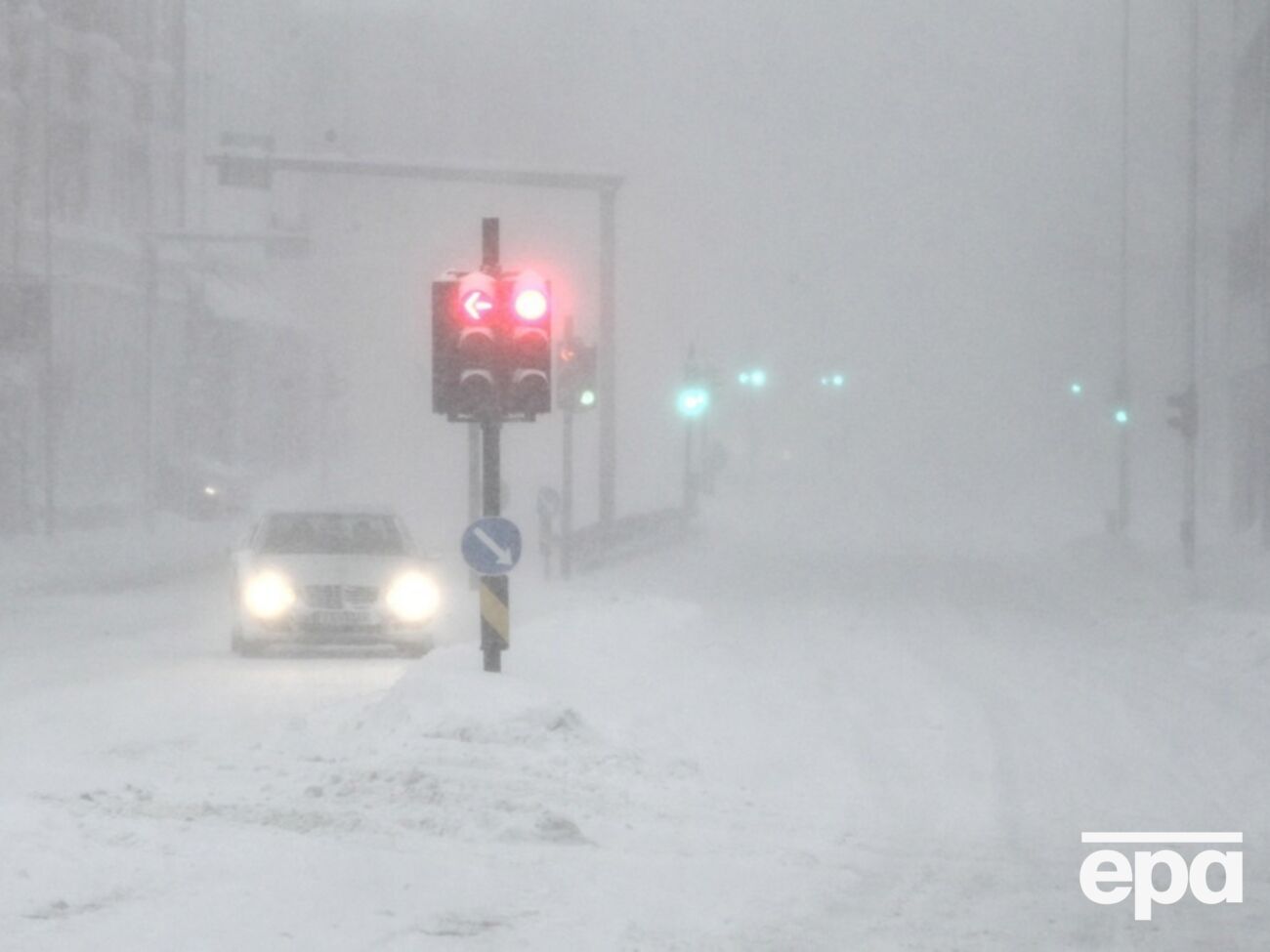Автобус рухався трасою над берегом, з'їхав із дороги й частково перекинувся у воду