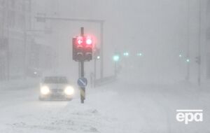 Автобус рухався трасою над берегом, з'їхав із дороги й частково перекинувся у воду