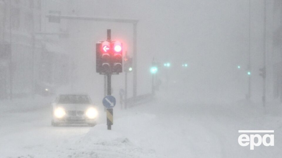 Автобус двигался по трассе над берегом, съехал с дороги и частично перевернулся в воду