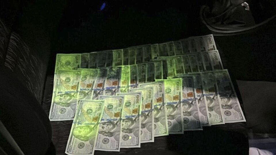 9 января одного из сотрудников ОТЦК сотрудники ГБР задержали при получении взятки в $4500, рассказали в Госбюро