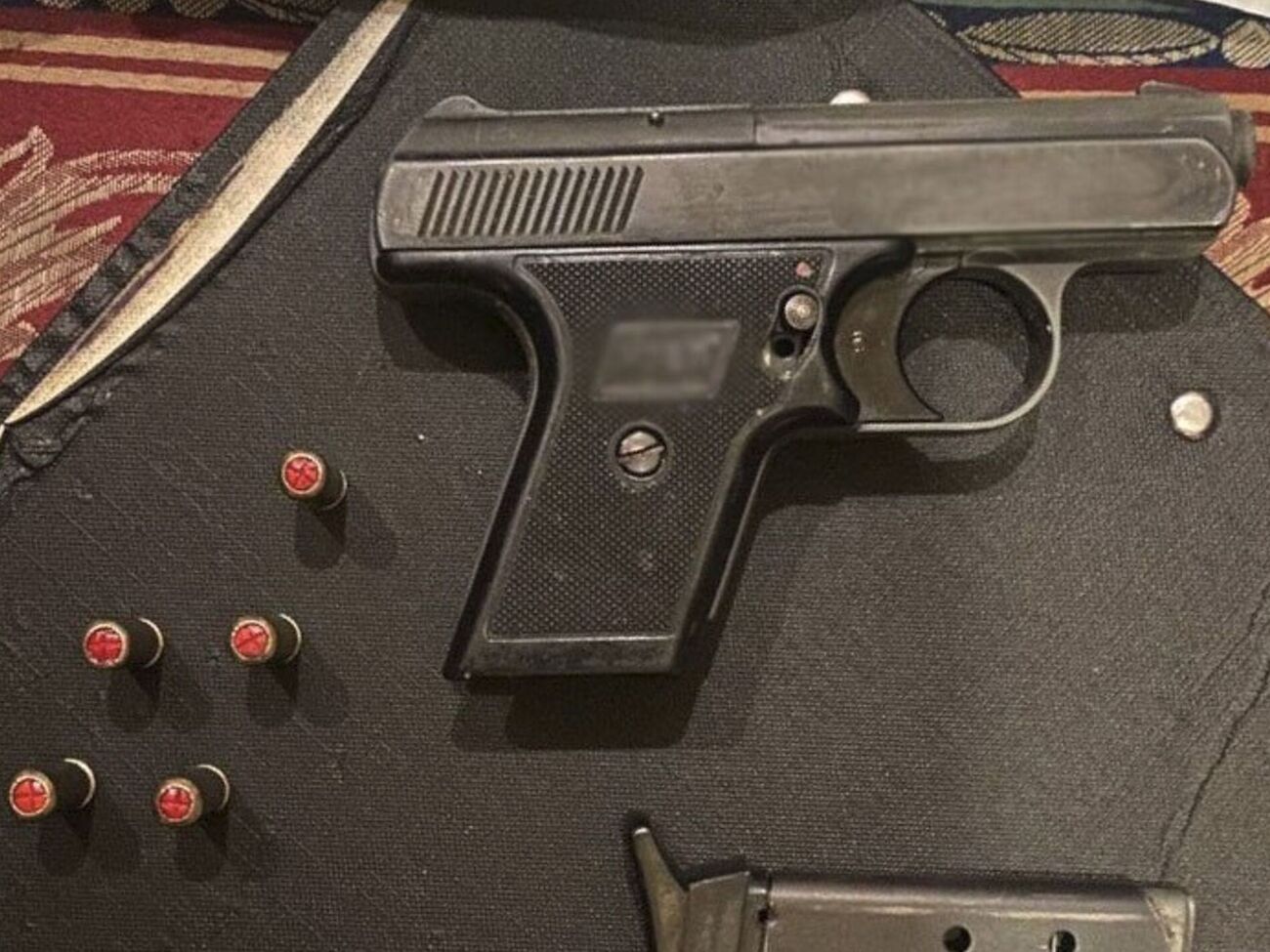 Во время обыска у стрелявшего мужчины дома изъяли зарегистрированный пистолет травматического действия, газовый пистолет и патроны к ним, рассказали в полиции