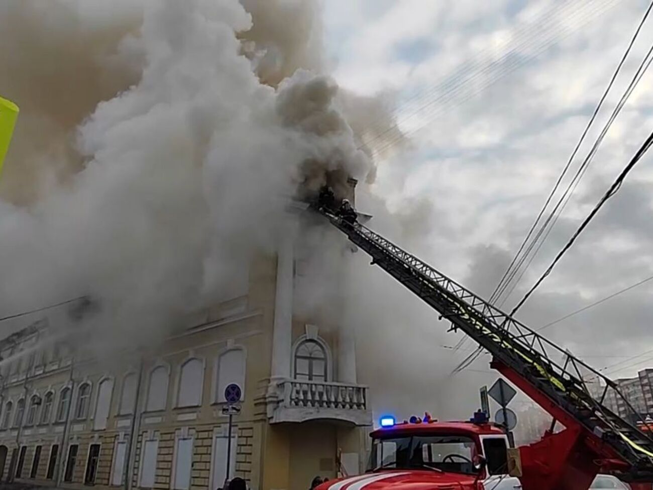 Предварительно, причиной возгорания называют неисправность электропроводки