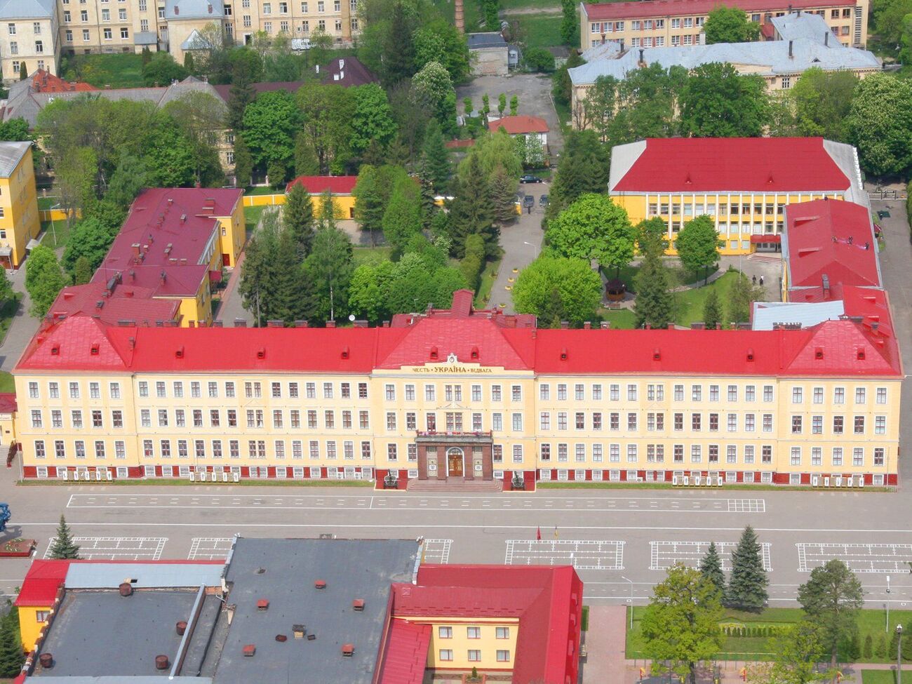 Каждый военнослужащий может предложить свои идеи по работе академии и поддержать одного из пяти кандидатов на должность ее руководителя, отметил Умеров