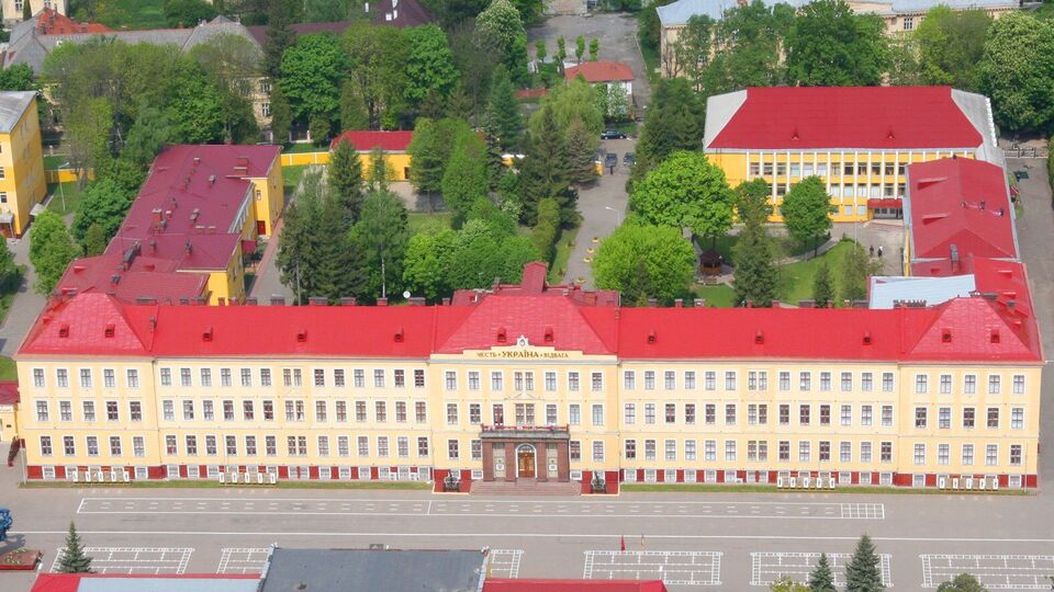 Кожен військовослужбовець може запропонувати свої ідеї щодо роботи академії і підтримати одного із п'яти кандидатів на посаду її керівника, зазначив Умєров