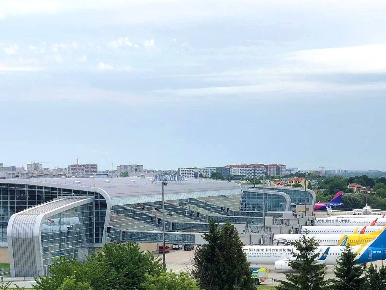 В аеропорту Львова лишилося 30% персоналу, ідеться в пості