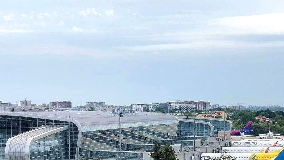 В аеропорту Львова лишилося 30% персоналу, ідеться в пості