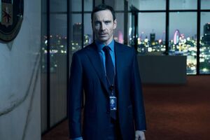 В сериале рассказывается о старшем оперативнике ЦРУ, роль которого играет Фассбендер