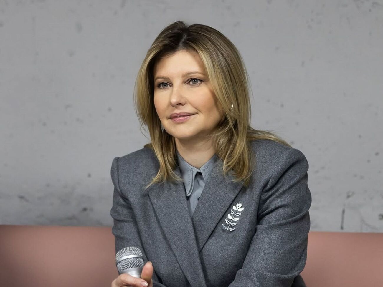 Зеленская общалась в Одессе с подростками, а Анатолий Анатолич модерировал эту встречу