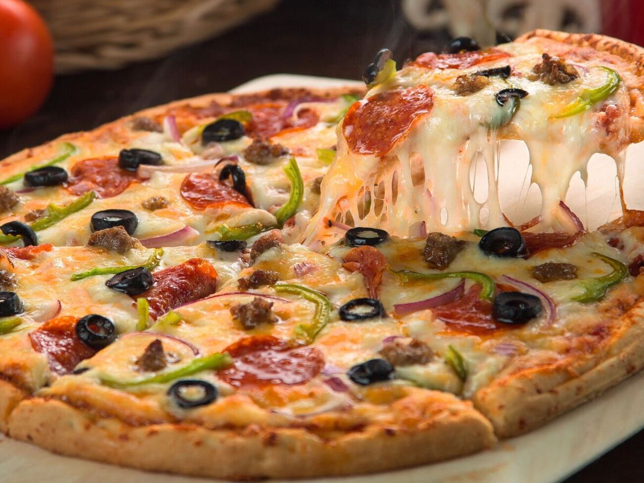 Для теста вам понадобятся мука, вода, дрожжи, сахар, соль и растительное масло