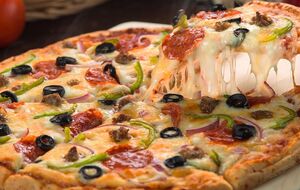 Для теста вам понадобятся мука, вода, дрожжи, сахар, соль и растительное масло