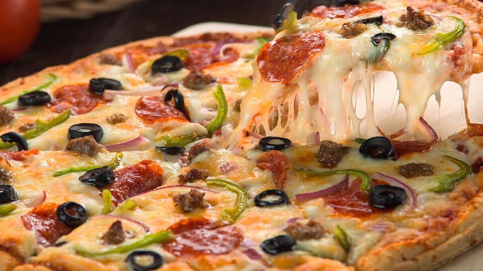 Для теста вам понадобятся мука, вода, дрожжи, сахар, соль и растительное масло