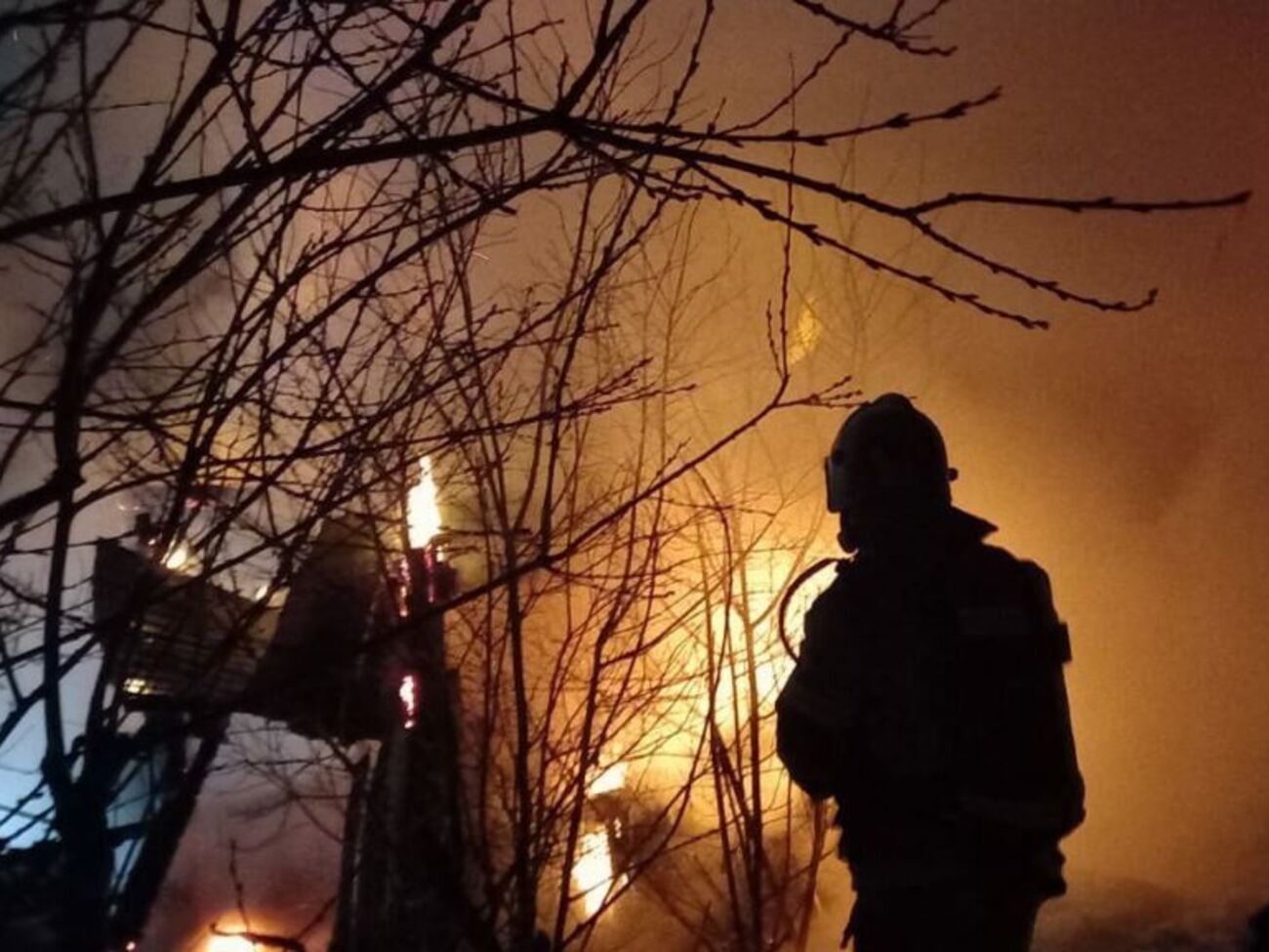 На місці прильоту, імовірно, горить сховище газу