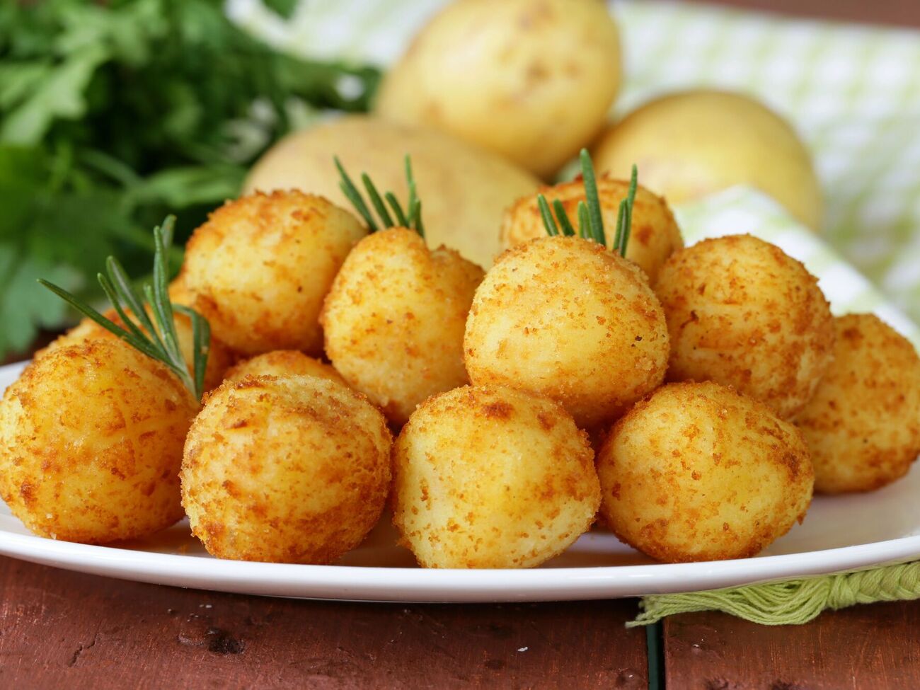 Картофельные пампушки обжаривают в растительном масле