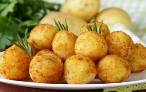 Картофельные пампушки обжаривают в растительном масле