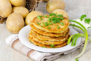 Не стоит добавлять в картофельную массу много муки
