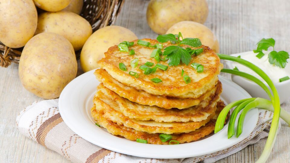 Не стоит добавлять в картофельную массу много муки