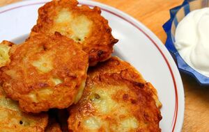 Деруни подають гарячими зі сметаною