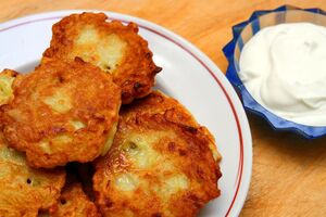 Деруны подают горячими со сметаной