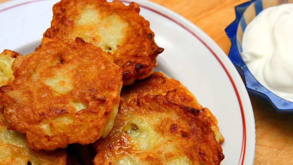 Деруны подают горячими со сметаной