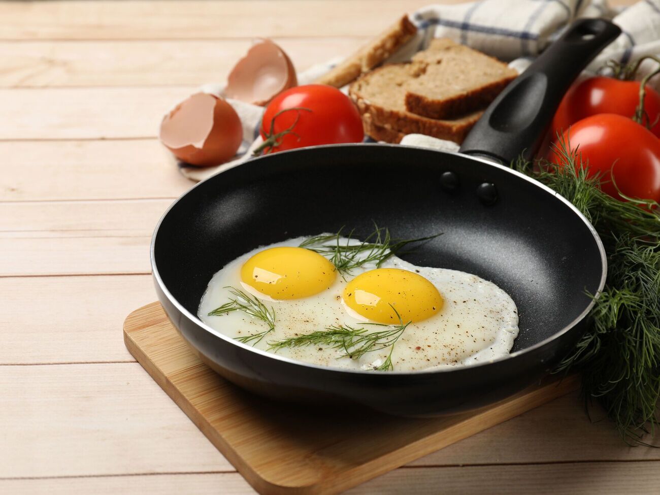 Яичницу можно перевернуть двумя движениями