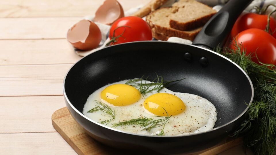 Яичницу можно перевернуть двумя движениями