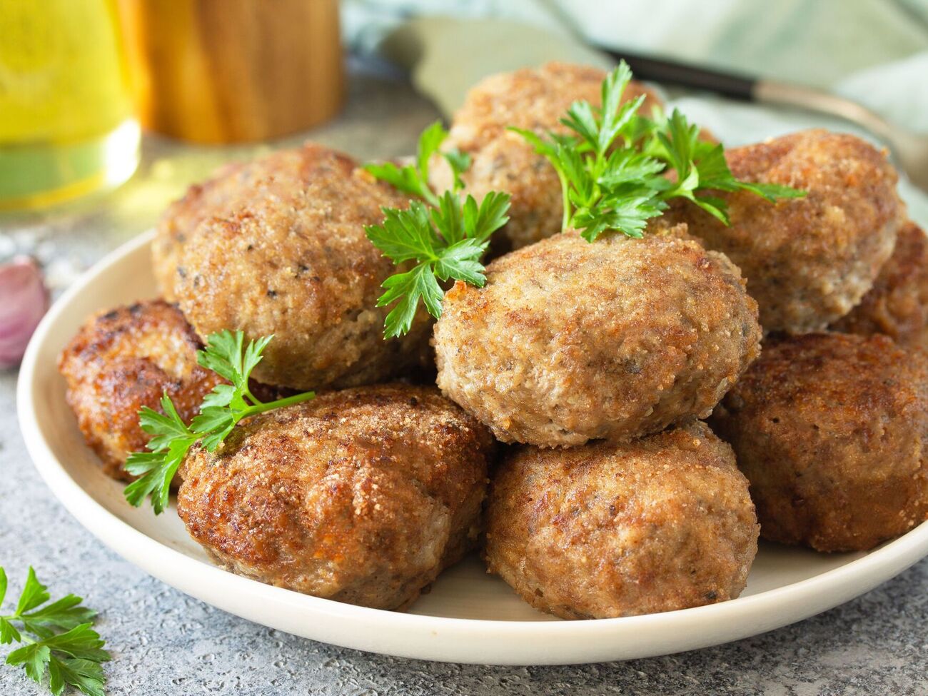 Манка делает фарш более однородным и удобным для лепки