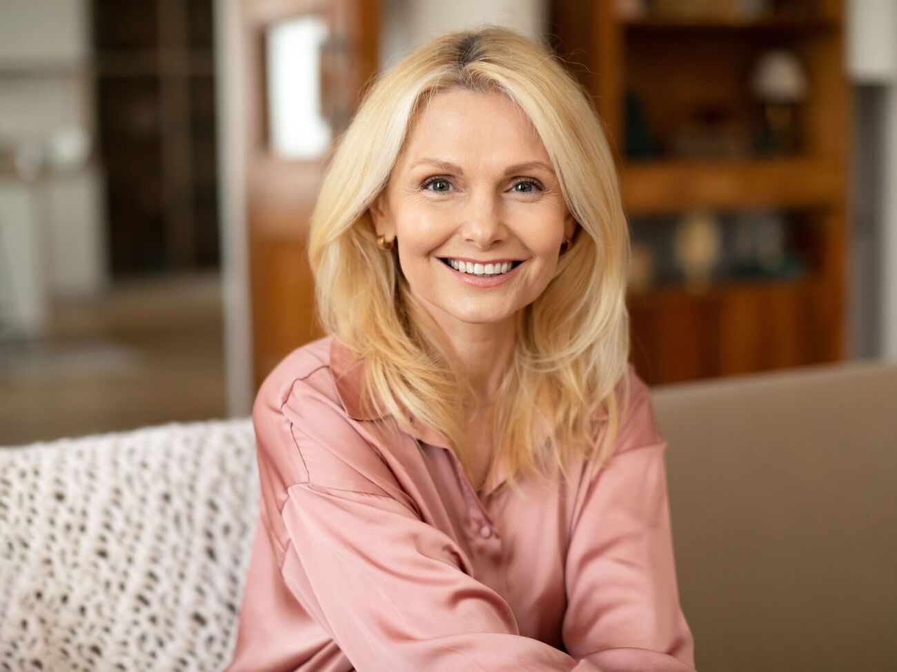 Темные помады могут "создать иллюзию истончения губ", что будет заметно добавлять возраст