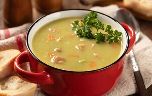 Подавайте гороховый суп с поджаренным хлебом или сухариками