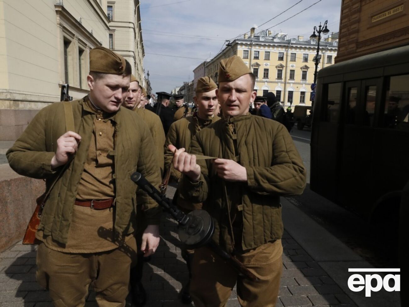 Авторы статьи считают, что в ВС нацистской Германии "вопрос с наградами был хорошо продуман и тщательно контролировался"