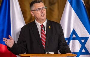 Саар терміново повертається до Ізраїлю, щоб проголосувати за угоду про припинення вогню в секторі Гази