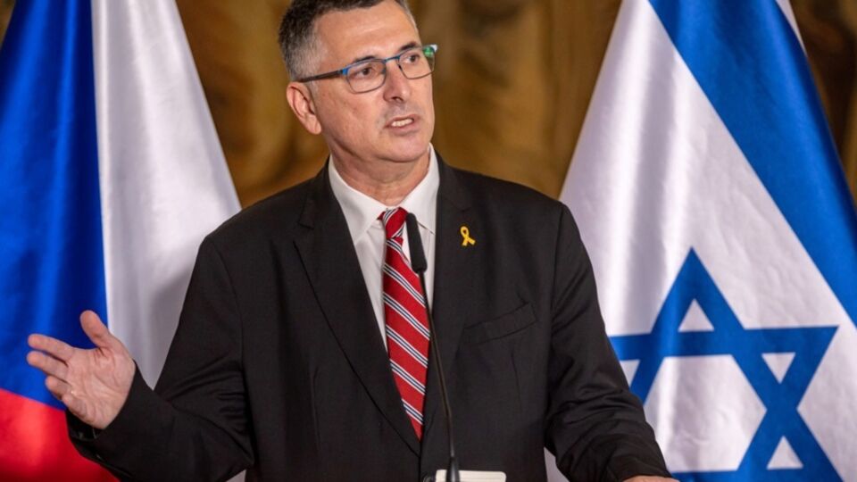 Саар терміново повертається до Ізраїлю, щоб проголосувати за угоду про припинення вогню в секторі Гази