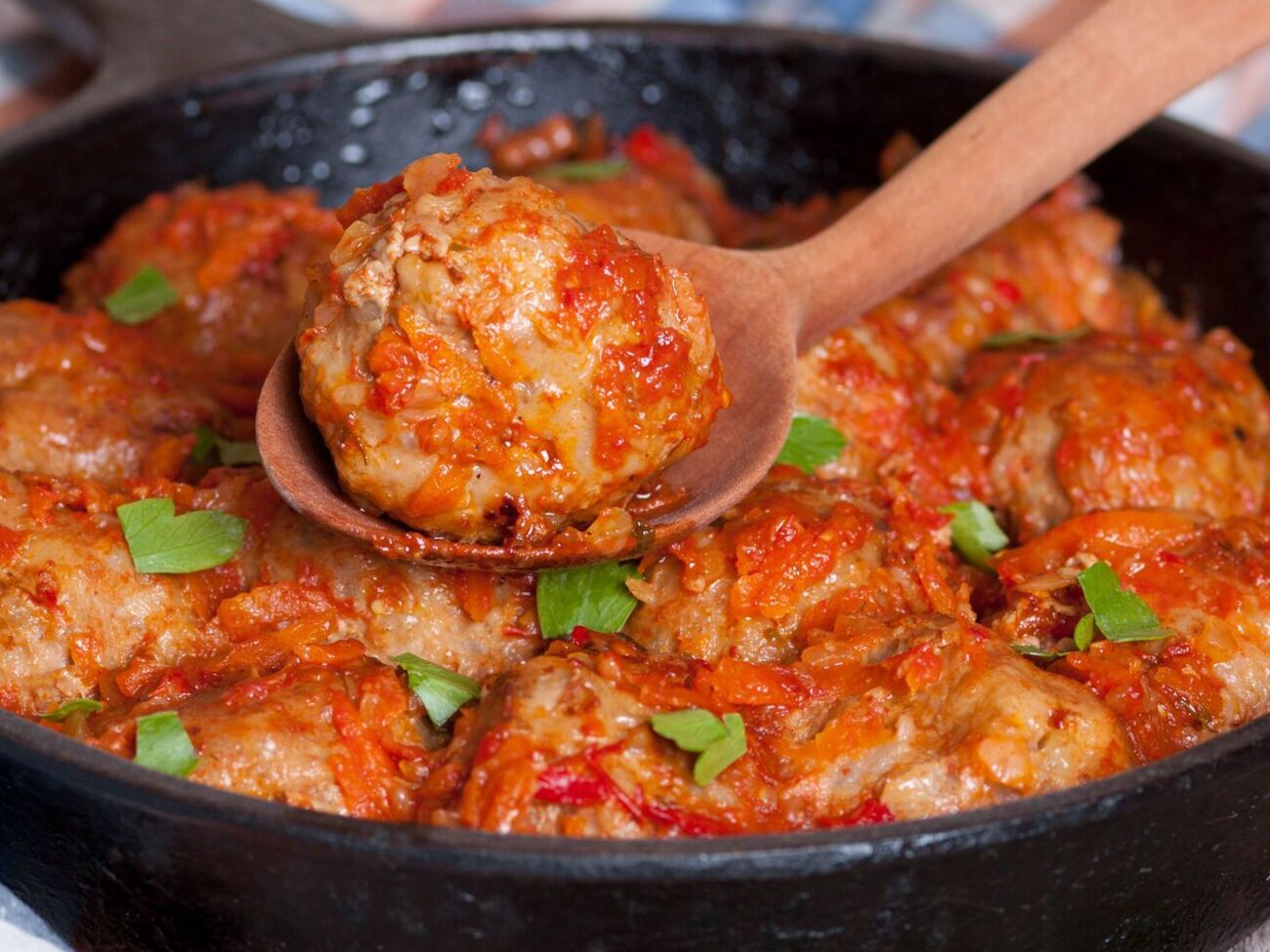 Для блюда вам понадобятся фарш, капуста, рис, грибы