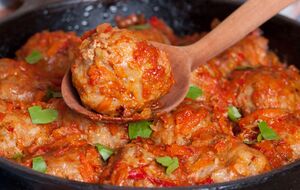 Для блюда вам понадобятся фарш, капуста, рис, грибы