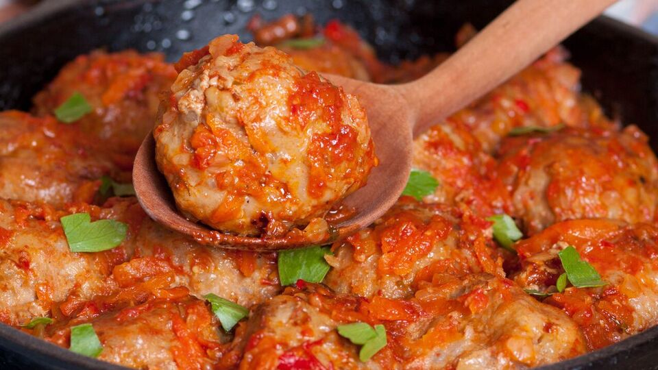 Для блюда вам понадобятся фарш, капуста, рис, грибы