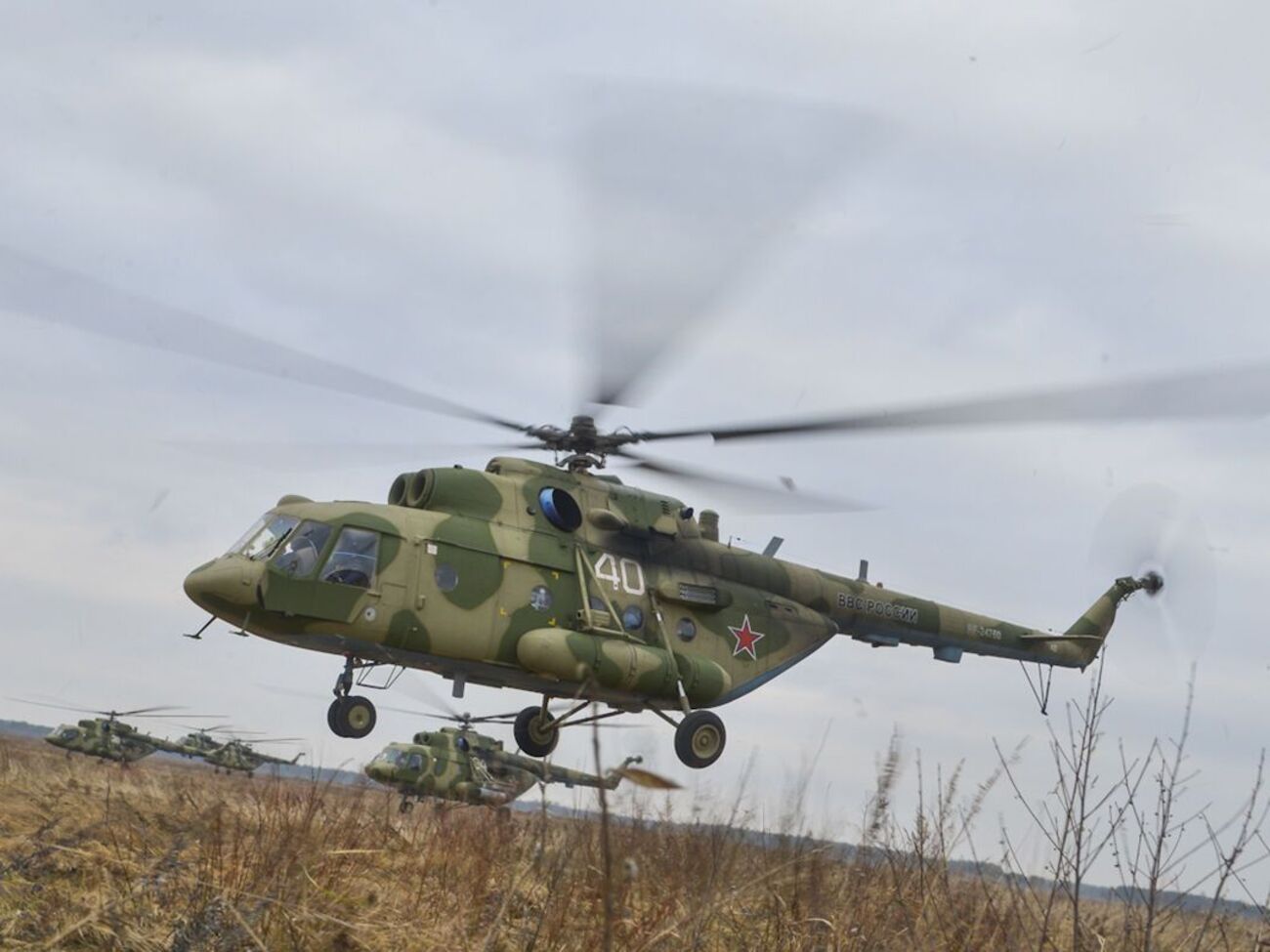 Сбитый вертолет упал в море, пишет "Коммерсантъ"