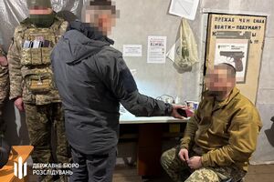 За даними ДБР, військовий улаштував дружину на посаду стрільця