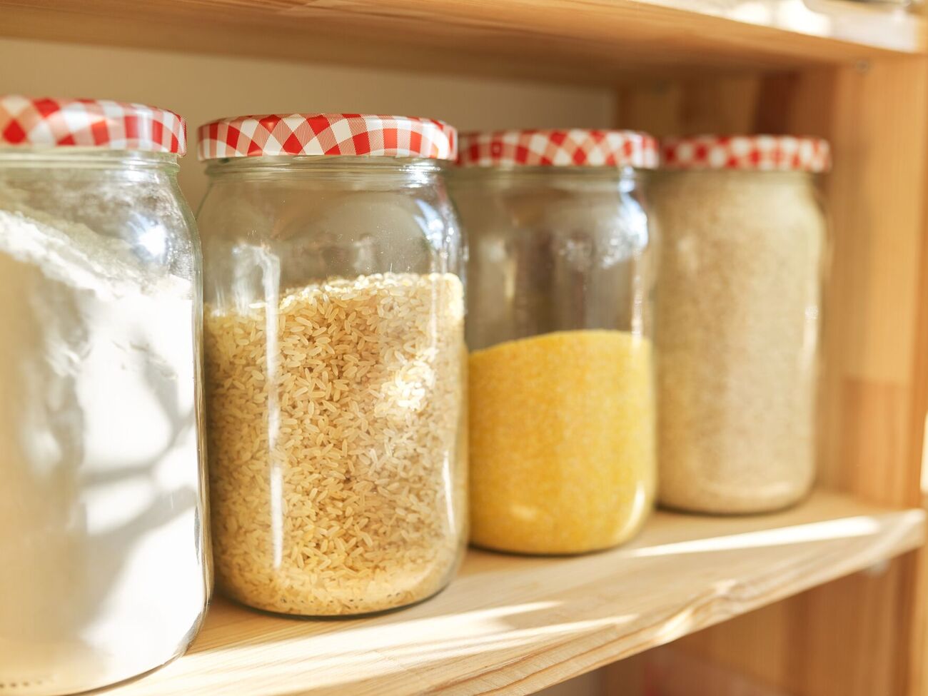 Клопотенко посоветовал добавлять в контейнер с мукой несколько сухих бутонов гвоздики