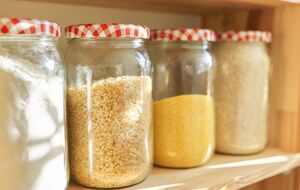 Клопотенко посоветовал добавлять в контейнер с мукой несколько сухих бутонов гвоздики