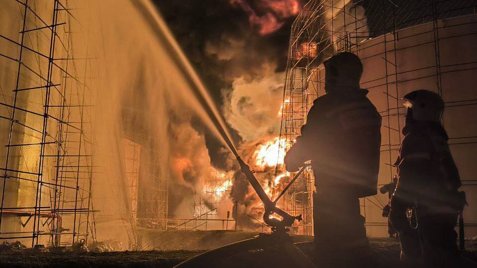 На атакованій нафтобазі спалахнула пожежа