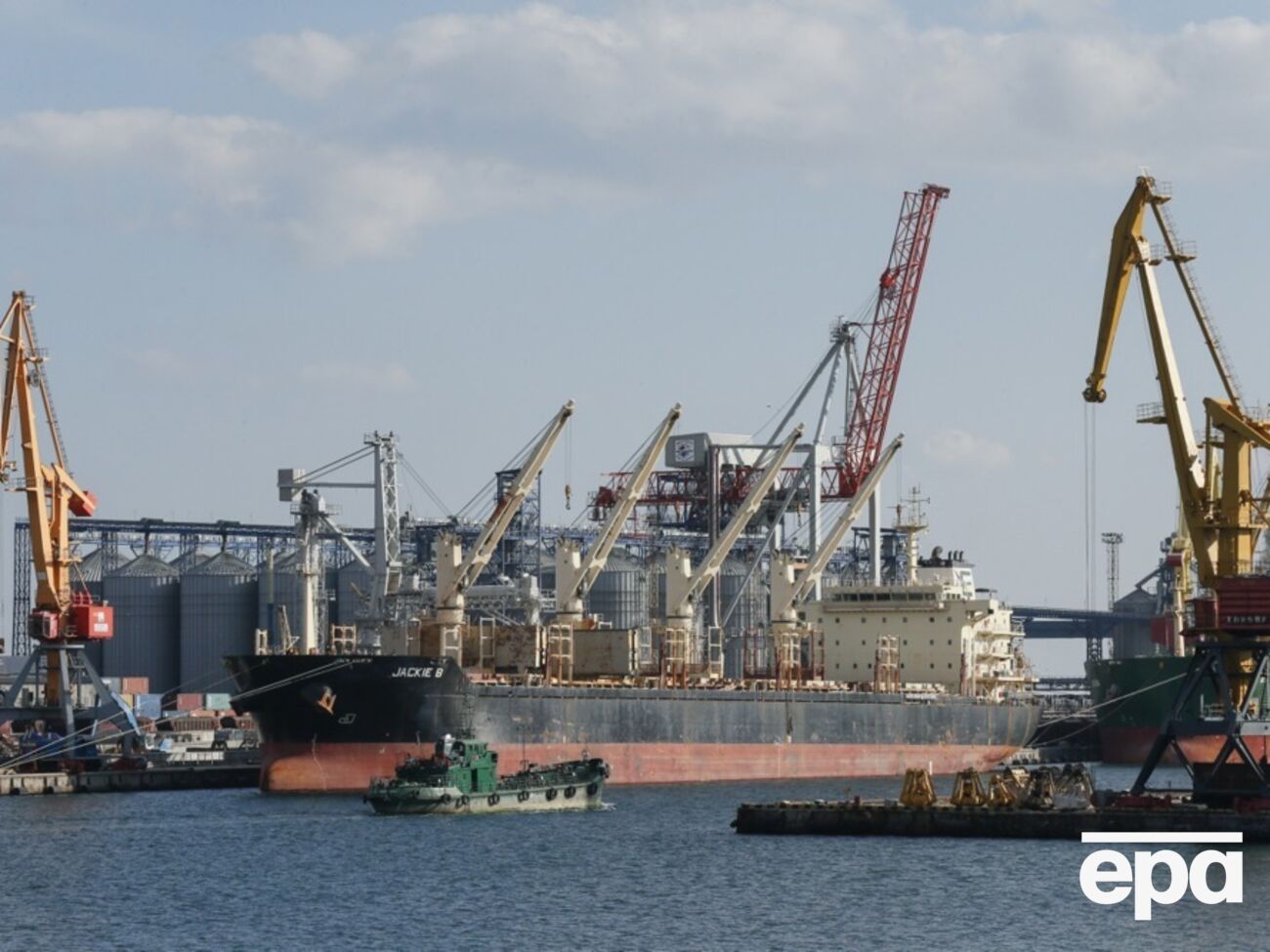 Из-за атаки повреждены фасады зданий