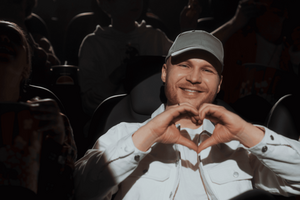 Пісню Vlad Darwin "Три сестри" написали 2013 року російською. 2024 року співак переклав хіт українською