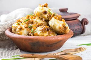 Вареники подают со сметаной и черным молотым перцем